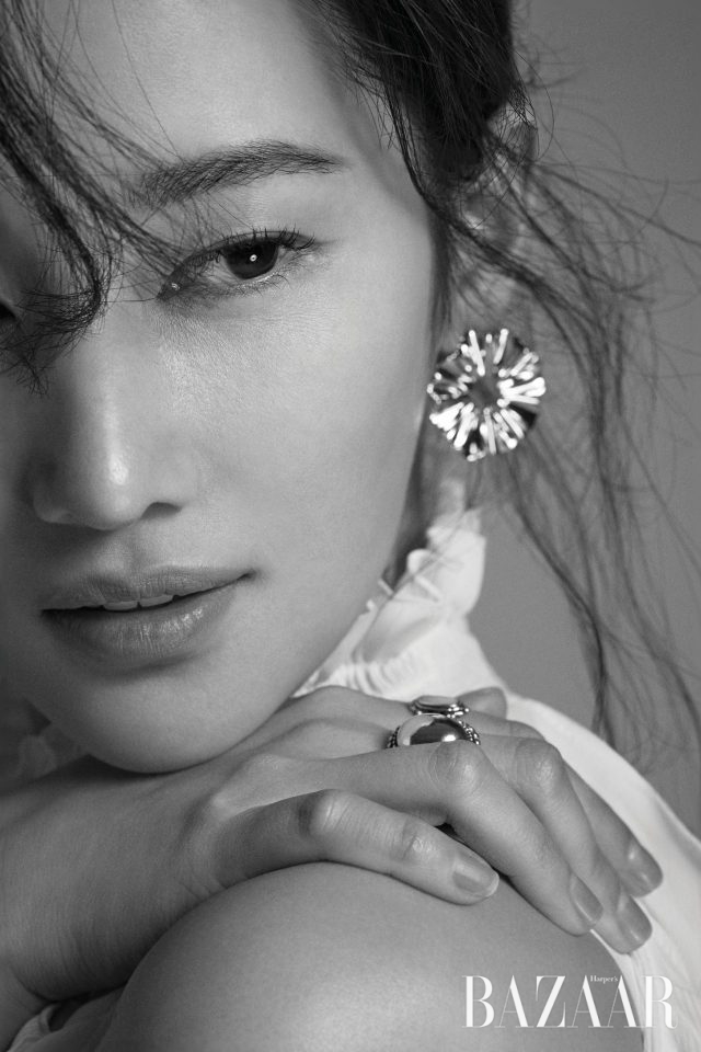 러플 장식 블라우스는 Lookast, 귀고리는 Mzuu, 반지는 모두 The New Normal 제품.