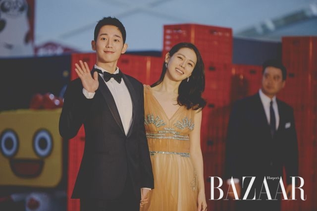 드라마 ＇밥 잘 사주는 예쁜 누나＇의 두 주인공 정해인과 손예진의 다정한 모습.