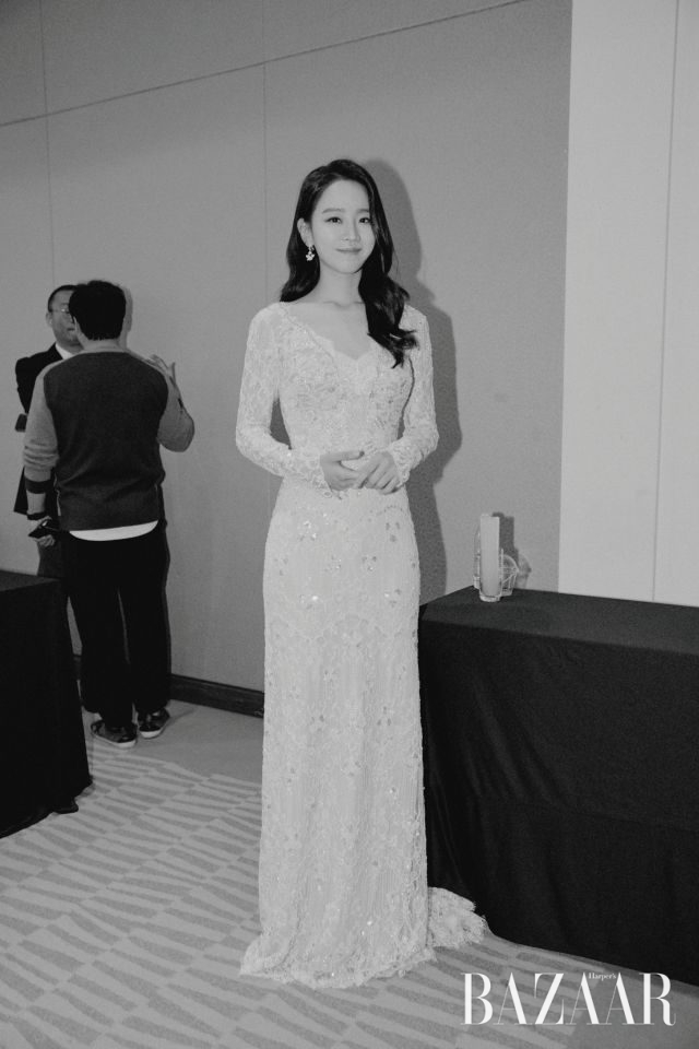 우아한 미소를 보내는 신혜선.