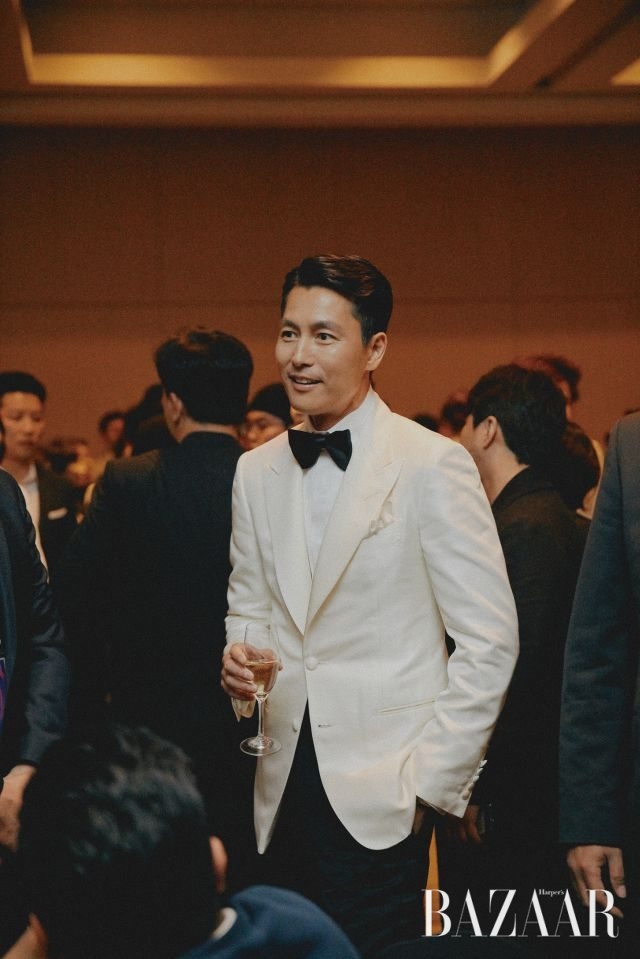 샴페인을 즐기고 있는 한결같이 멋진 정우성.
