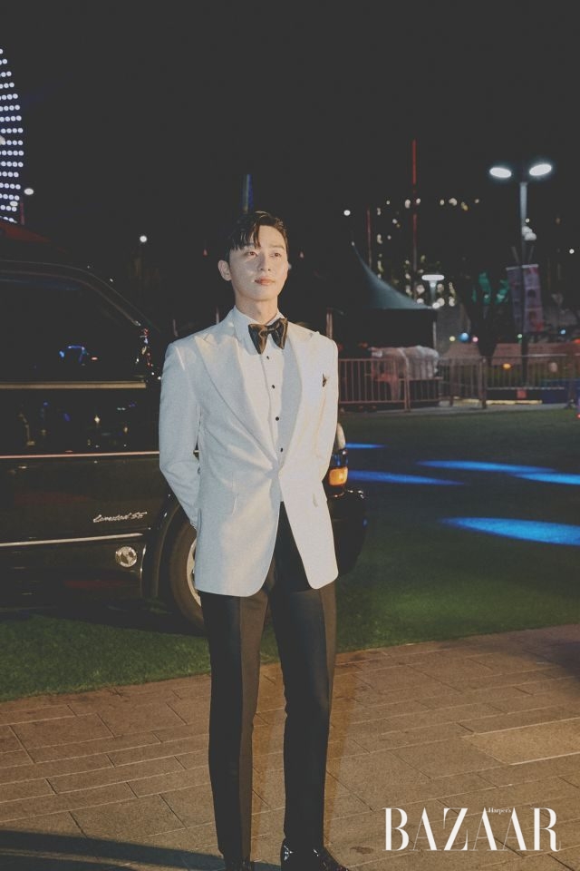 레드 카펫에서 포즈를 취하고 있는 박서준.