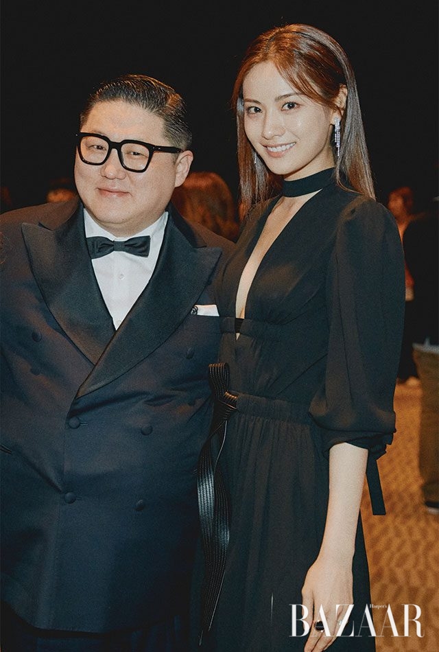 첫 번째 바자 아이콘상을 시상한 스타일리스트 정윤기와 수상자 나나.
