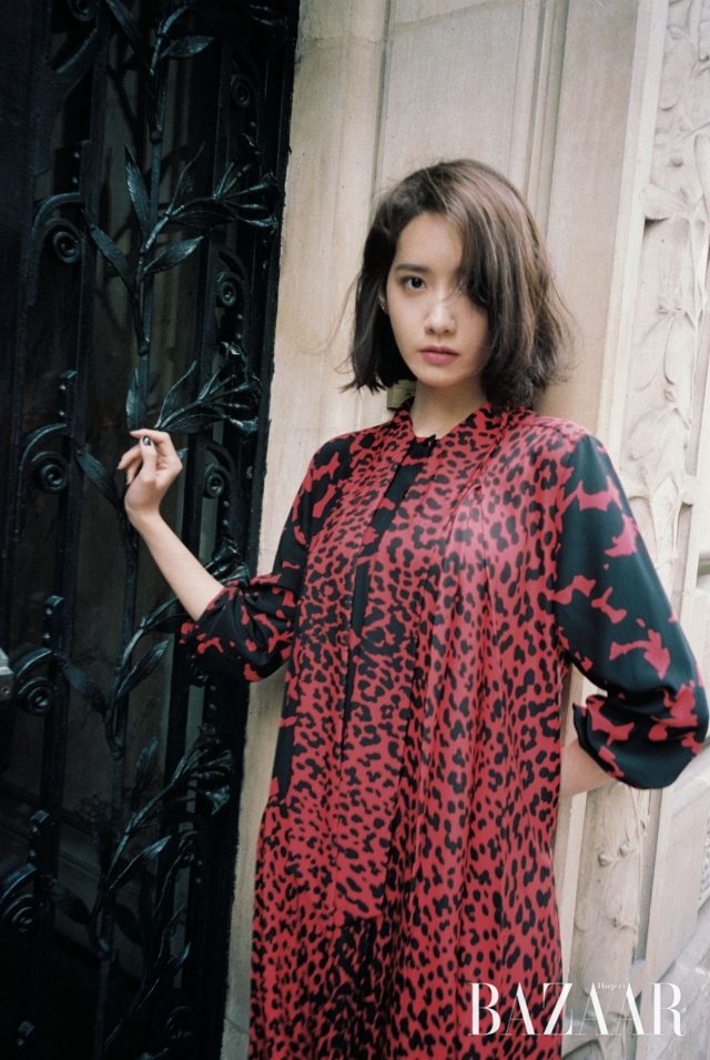 보타이 칼라가 달린 레오퍼드 프린트 드레스는 Givenchy 제품.