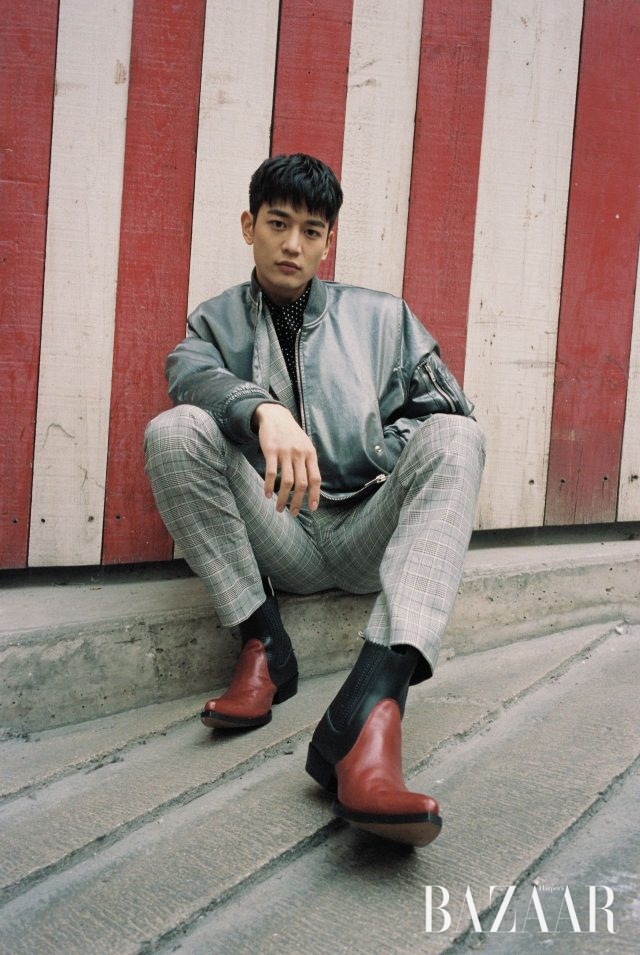 보머 재킷, 글렌체크 패턴의 수트, 이너로 매치한 셔츠, 웨스턴 부츠는 모두 Givenchy 제품.