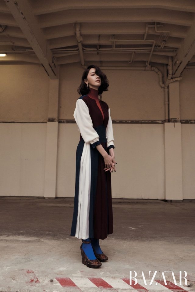 컬러 블록 드레스, 이너로 입은 터틀넥 톱, 앤티크한 귀고리, 타이츠, 이그조틱한 소재의 스트랩 힐은 모두 Givenchy 제품.