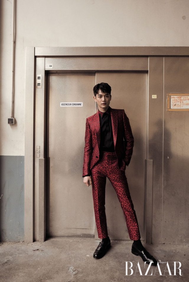 강렬한 레오퍼드 패턴의 수트, 셔츠, 프린지 장식의 로퍼는 모두 Givenchy 제품.