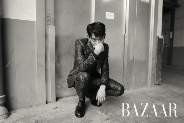 레오퍼드 프린트와 레드 컬러의 조합이 강렬한 테일러드 수트, 셔츠, 프린지 장식 로퍼는 모두 Givenchy 제품.