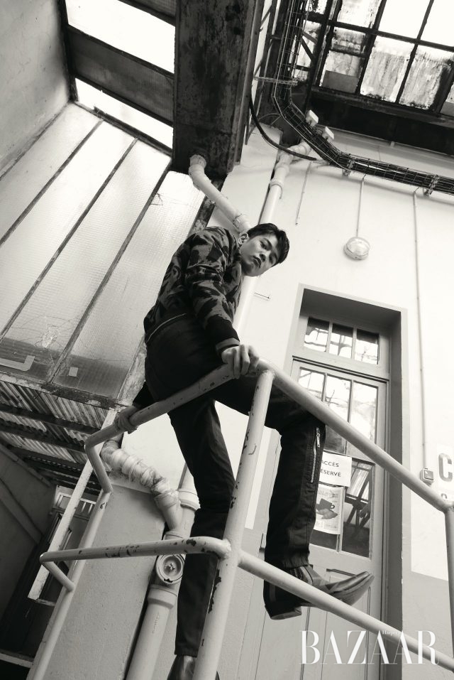 로고 장식의 니트, 이너로 매치한 셔츠, 지퍼 장식 팬츠, 웨스턴 부츠는 모두 Givenchy 제품.