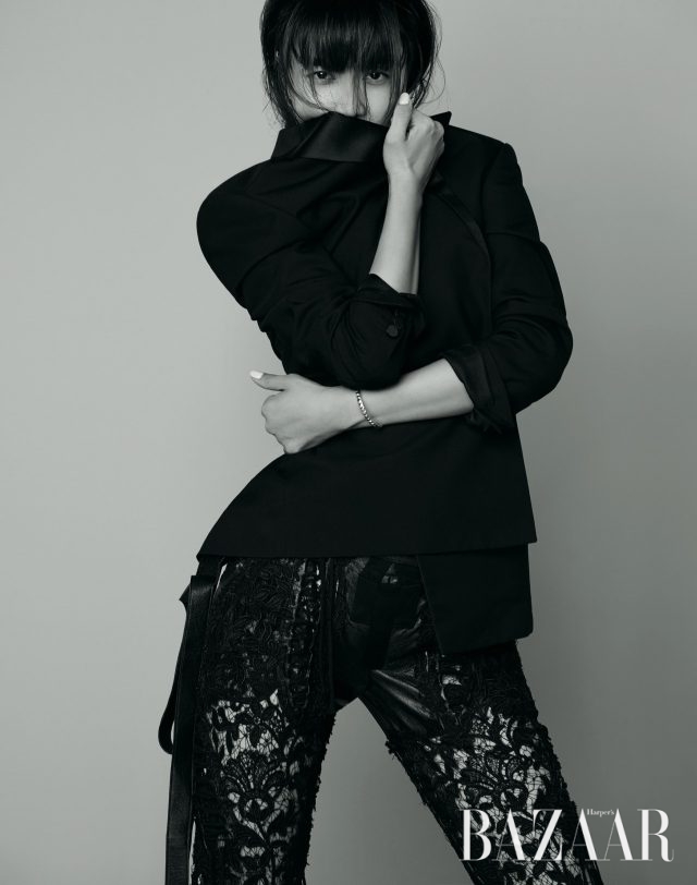 턱시도 재킷, 레더 디테일의 레이스 팬츠는 모두 가격 미정으로 Saint Laurent by Anthony Vaccarello, 실버 팔찌는 34만5천원으로 Thomas Sabo 제품.