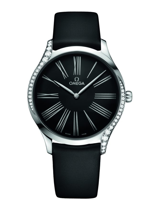 39mm 사이즈의 블랙 다이얼과 새틴 스트랩이 시크한 멋을 더하는 트레저 워치는 Omega