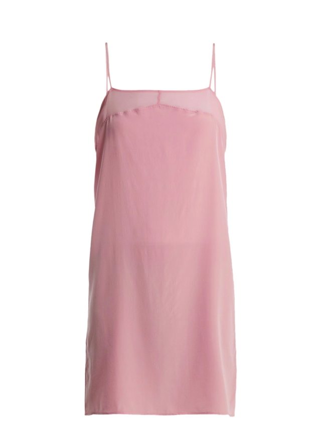 디테일을 최대한 절제한 누드 컬러의 슬립 드레스는 Araks by matchesfashion.com
