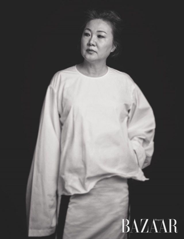 라운드넥 톱은 Ports 1961, A 라인 스커트는 Recto 제품.