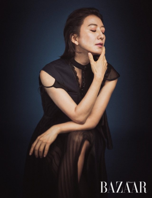 시폰 플리츠 드레스는 Sacai 제품.