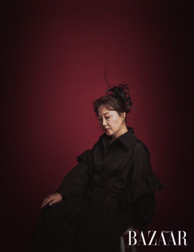 러플 디테일 셔츠드레스는 Stella McCartney by BOONTHESHOP, 깃털 장식 헤드피스는 The Queen Lounge 제품.