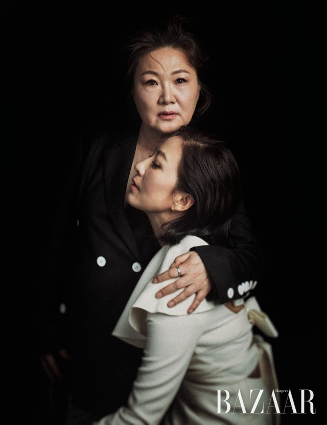 김해숙이 입은 슬릿 디테일 재킷은 Eudon Choi, 김희애가 입은 케이프 디테일 미니 드레스는 Valentino 제품.