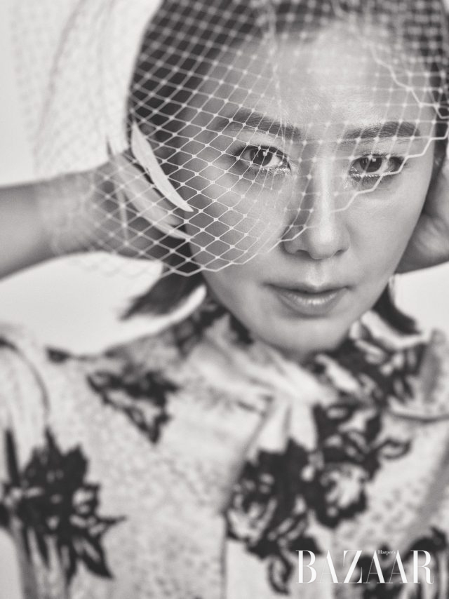 플라워 프린트의 실크 드레스는 Miu Miu, 베일 디테일 모자는 Bijou Van Ness by The Queen Lounge 제품.