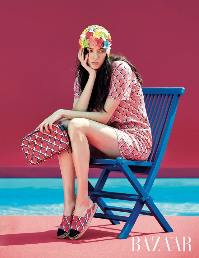 팝한 격자 패턴의 저지 소재 원피스, 파우치 백, 캔버스 소재의 에스파드리유는 모두 Chanel 제품.