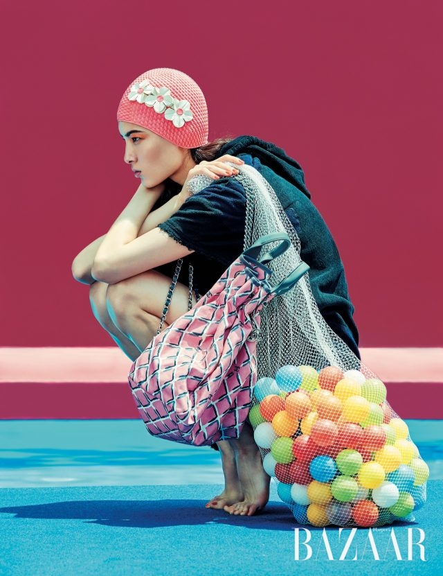 테리 소재의 집업 원피스, 데님 소재의 드로스트링 백은 모두 Chanel 제품.