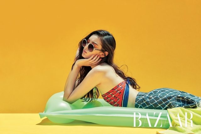 톱으로 연출한 팝한 패턴의 스카프, 데님 스커트, 라운드 프레임의 선글라스, 투명한 소재의 목걸이는 모두 Chanel 제품.