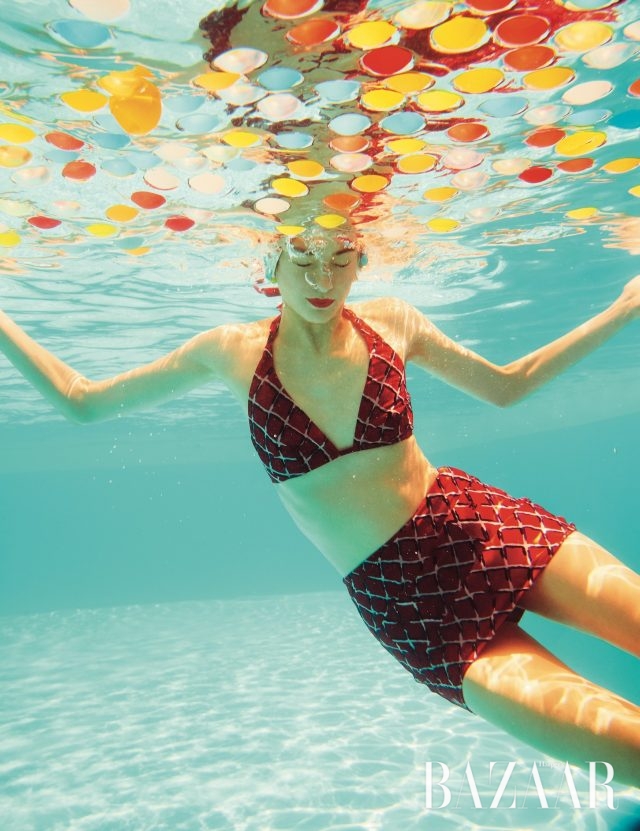 홀터넥 비키니 톱, 스커트 형태의 스윔쇼츠는 모두 Chanel 제품.