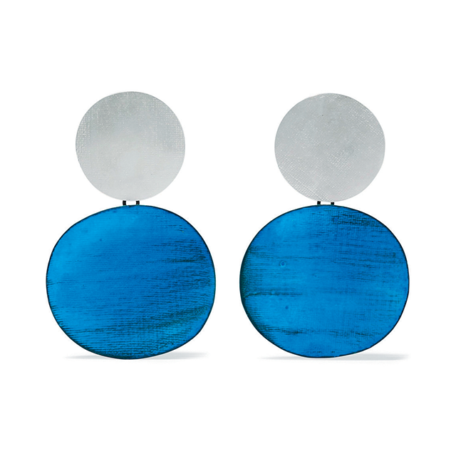 조형적인 귀고리는 Annie Costello Brown