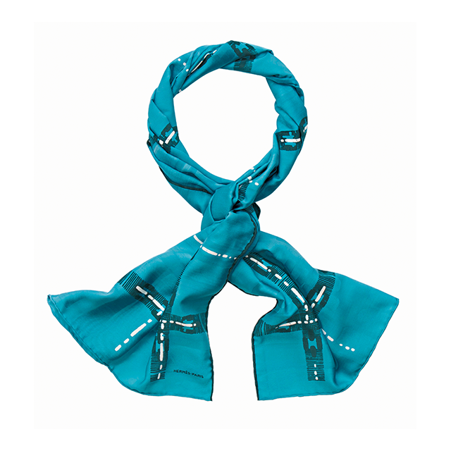 홀리데이 룩에 우아함을 더해줄 스카프는 Hermès 