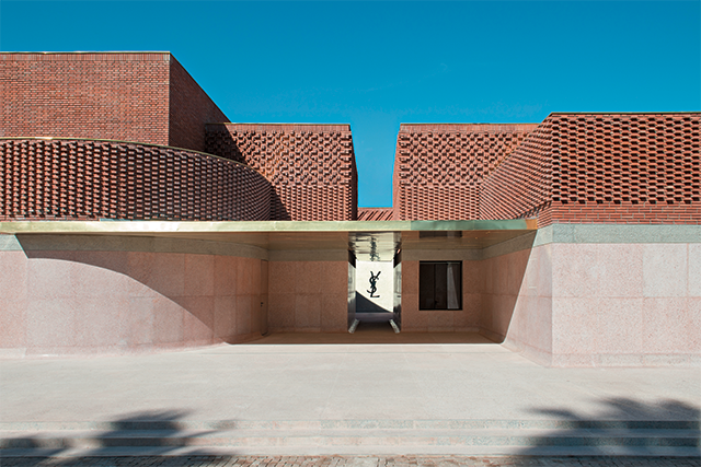 건축물 자체로 우아하고 품위 있는 이브 생 로랑 뮤지엄.