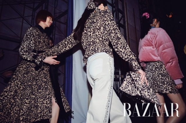 레오퍼드 프린트가 시선을 장악했다.