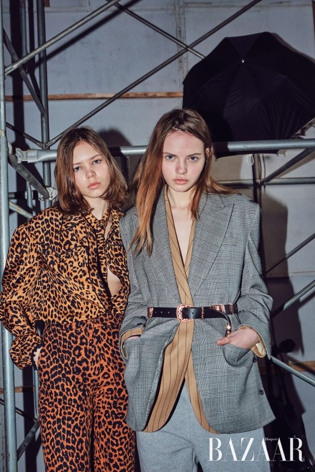 다양한 프린트가 뒤섞인 푸쉬버튼의 룩들.