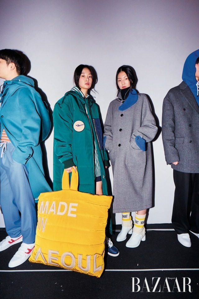 오버사이즈 아이템들로 위트와 유머를 불어넣었다.