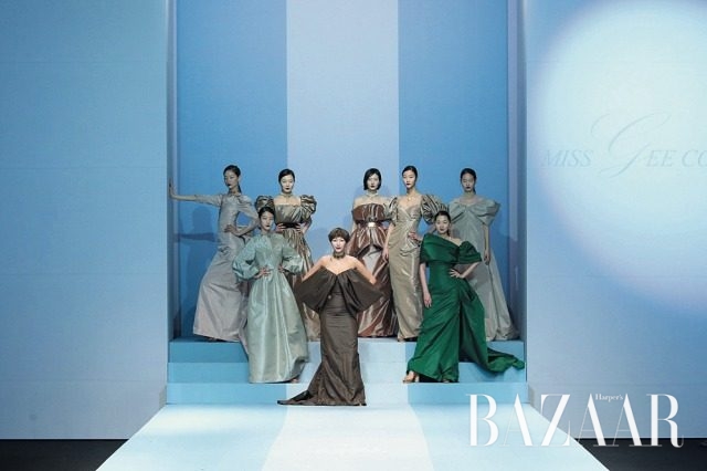 이브닝드레스로 마무리한 피날레.