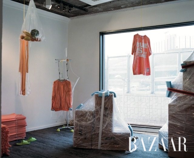 일상적 아이템들을 오브제로 활용한 SJYP.