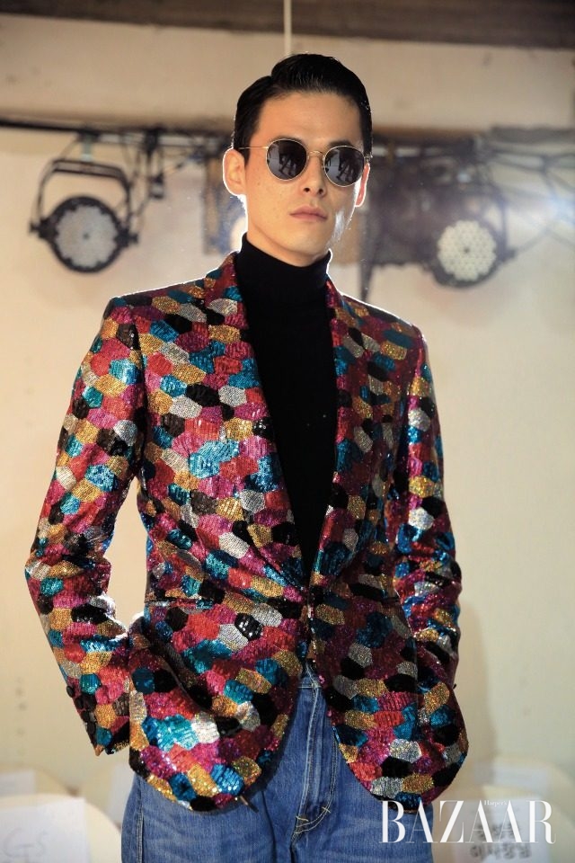 대담한 디자인의 오프닝 룩.