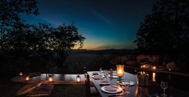 별이 빛나는 밤하늘을 보며 디너를 즐길 수 있는 사파리 다이닝 바.