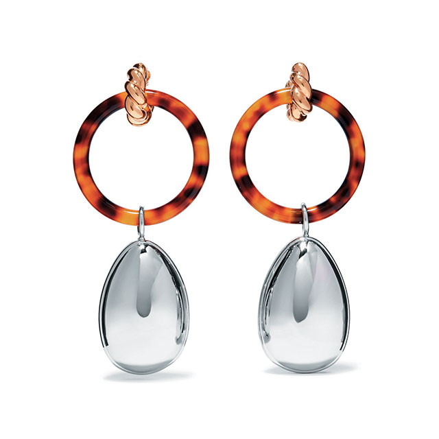 사파리 룩에 완벽한 포인트가 되어줄 귀고리는 Balenciaga