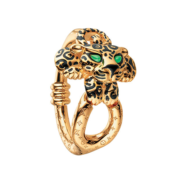 아프리카에 최적화된 표범 모티프 뱅글은 Louis Vuitton 제품.