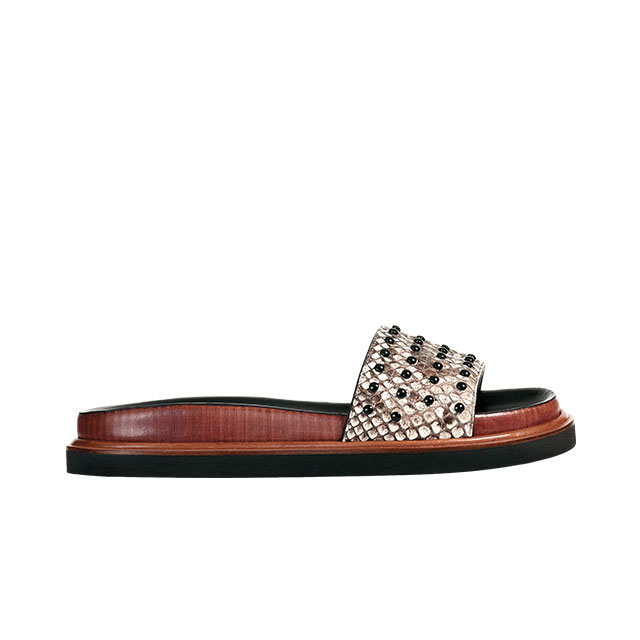 리조트 내에서 신기 좋은 튼튼한 슬라이드는 Tod’s 
