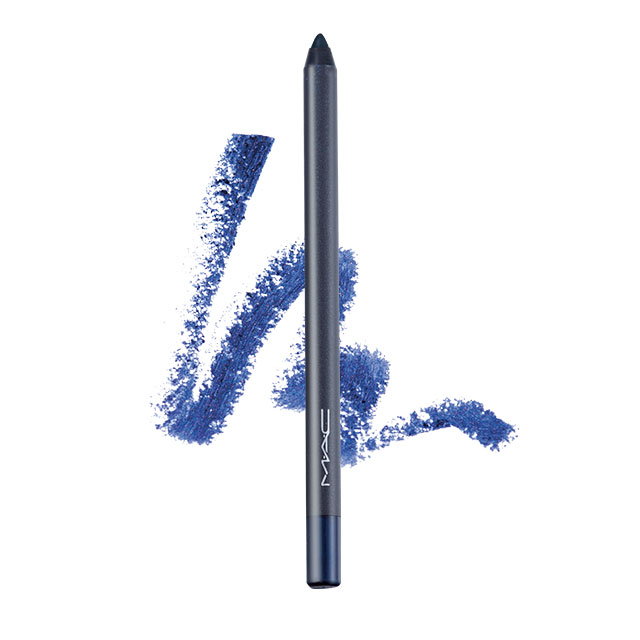 글리터링한 블루 컬러로 메이크업에 포인트를 줄 것. 아이라이너는 Mac 제품 