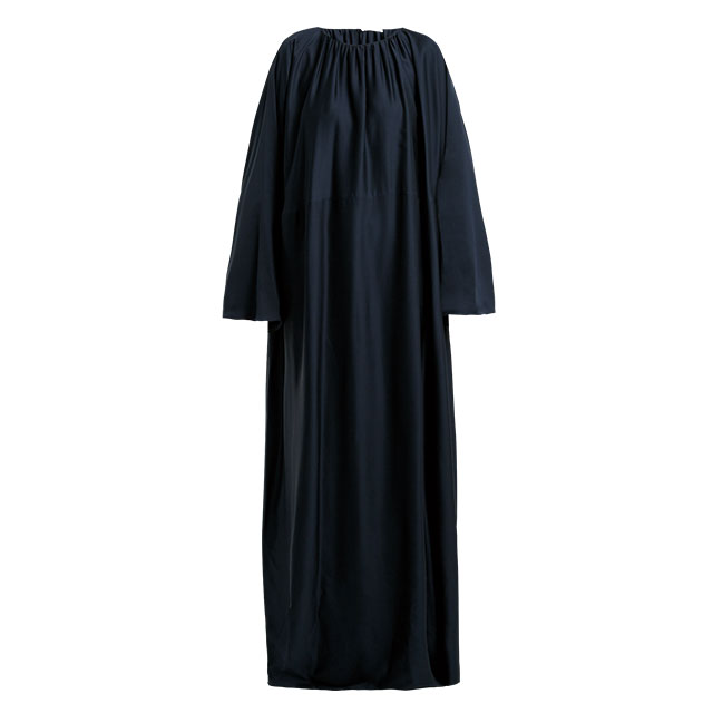 편안한 실루엣이지만 이브닝웨어로도 손색없는 드레스는 
The Row 