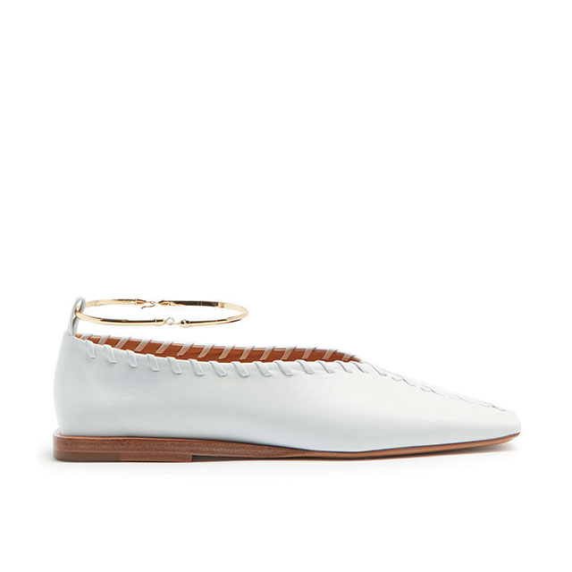 발목의 금속 장식이 포인트인 플랫 슈즈는 Jil Sander 
