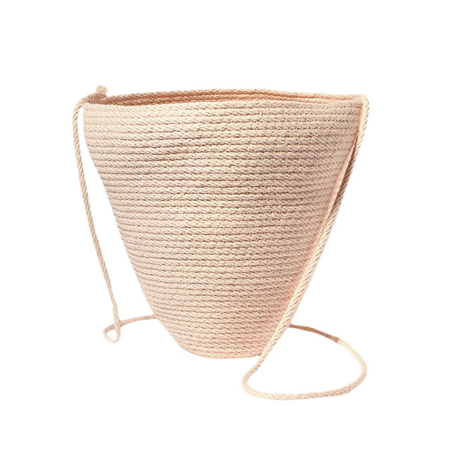 리조트 주변을 산책할 때 들기 좋은 라피아 백은 Catzorange 
