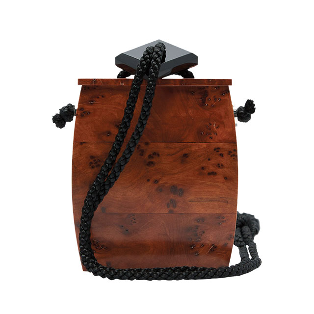 우드 소재의 미니 백은 The Row 
