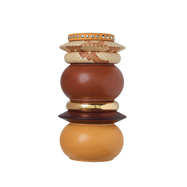 우드와 레더 소재가 결합된 볼드한 뱅글은 Céline 
