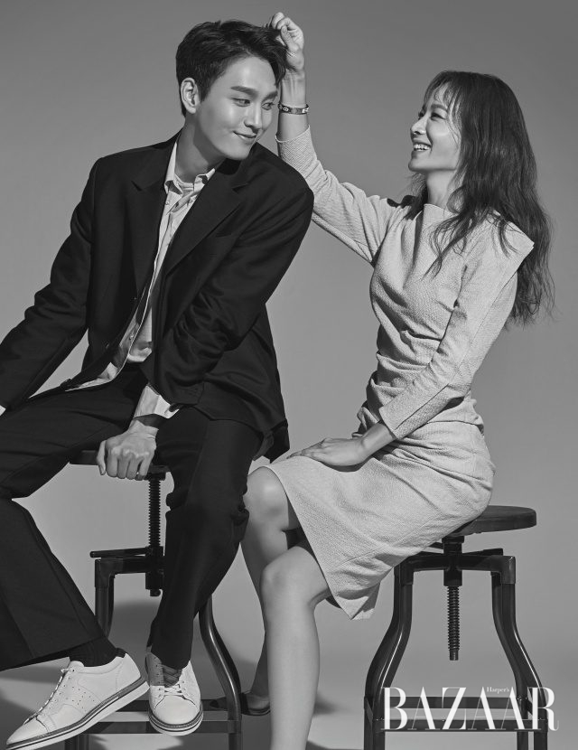 최태준이 입은 수트는 Nouvmaree, 티셔츠와 셔츠는 Cos, 운동화는 Tommy Hilfiger 제품. 정미영이 입은 드레스는 Lanvin Collection, 스트랩 힐은 스타일리스트 소장품, 팔찌는 개인 소장품.