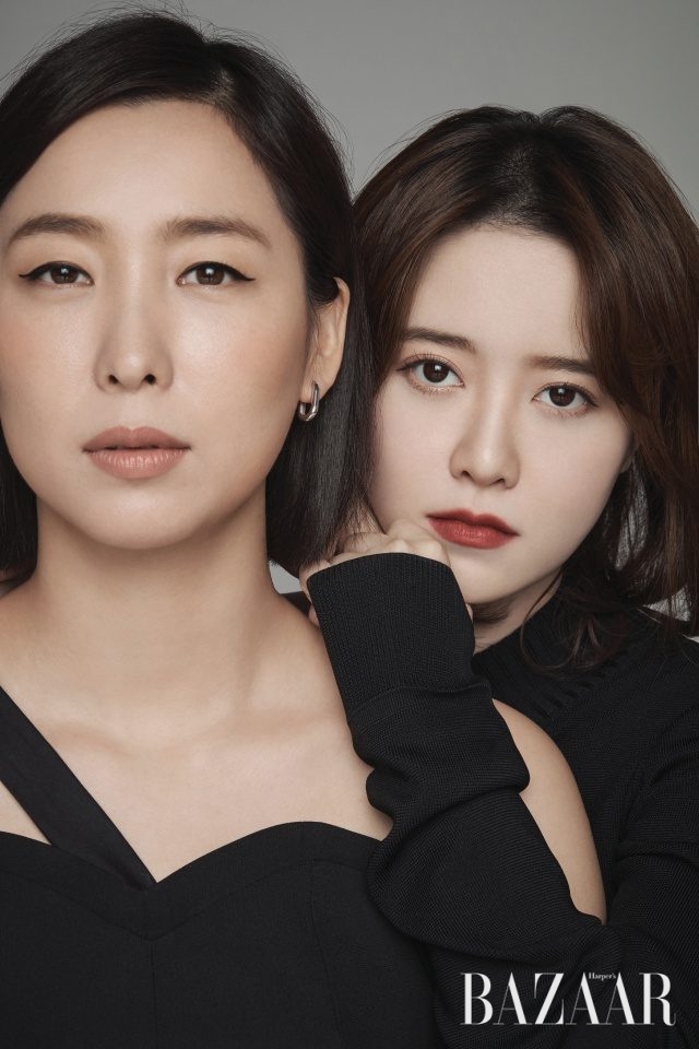 구혜선이 입은 니트 톱은 Juun.J, 서윤이 착용한 U자 모양 귀고리는 Alainn 제품.