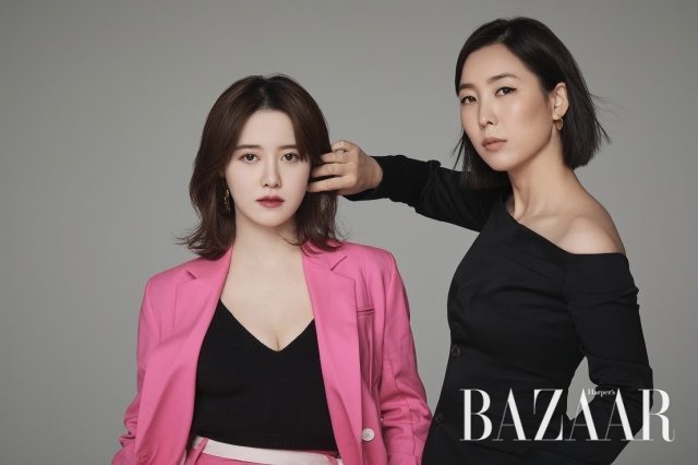 구혜선이 입은 니트 톱은 Happening, 수트는 Eudon Choi, 귀고리는 Goiu 제품. 서윤이 입은 오프숄더 재킷은 Happening, 귀고리는 Alainn 제품.