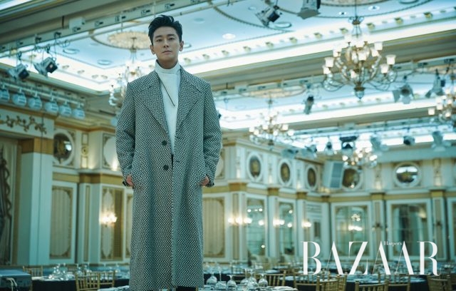 이너와 코트는 모두 Givenchy 제품.