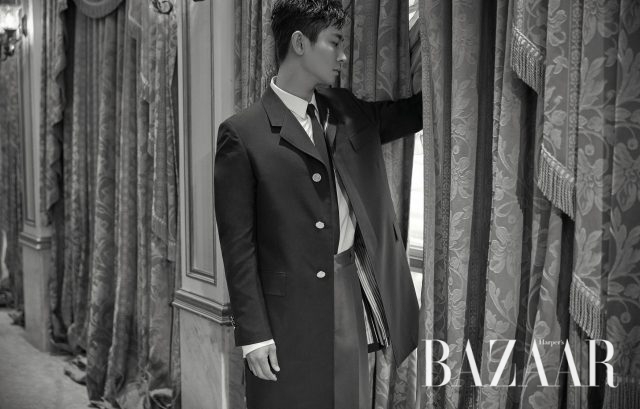 셔츠는 Juun.J, 재킷과 타이는 Thom Browne, 팬츠는 Prada 제품.