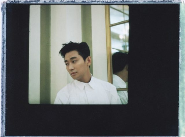 셔츠는 Juun.J 제품.