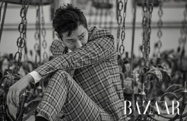 체크 수트는 Gucci 제품.